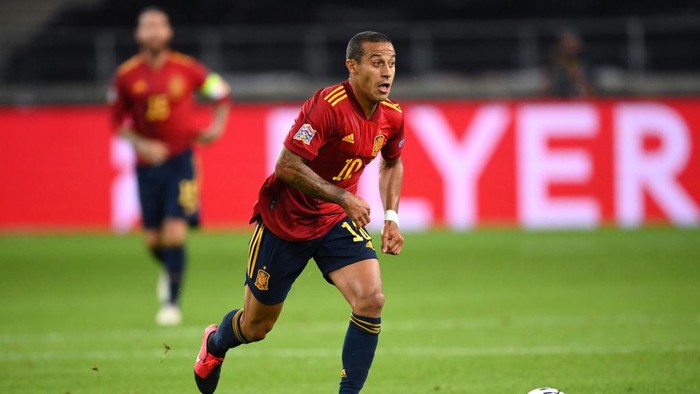 STUTTGART, GERMANY - SEPTEMBER 03: Thiago Alcantara of Spain runs with the ball during the UEFA Nations League group stage match between Germany and Spain at Mercedes-Benz Arena on September 03, 2020 in Stuttgart, Germany. (Photo by Matthias Hangst/Getty Images)