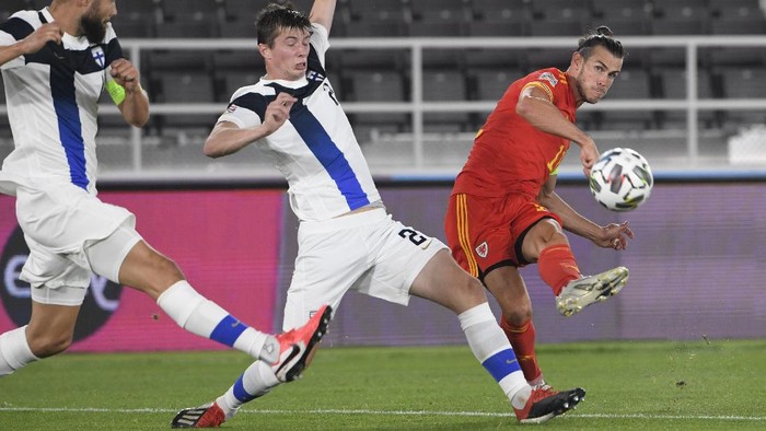 Finlands Tim Sparv, left, and Daniel OShaughnessy, center, and Wales Gareth Bale, right, vie for the ball during the UEFA Nations League soccer match between Finland and Wales, in Helsinki, Finland, Thursday, Sept. 3, 2020. (Markku Ulander/Lehtikuva via AP)