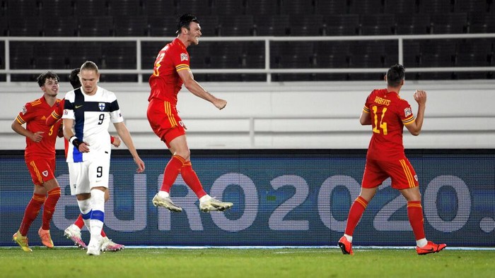 Wales Kieffer Moore, center, celebrates his goal during the UEFA Nations League soccer match between Finland and Wales, in Helsinki, Finland, Thursday, Sept. 3, 2020. (Markku Ulander/Lehtikuva via AP)