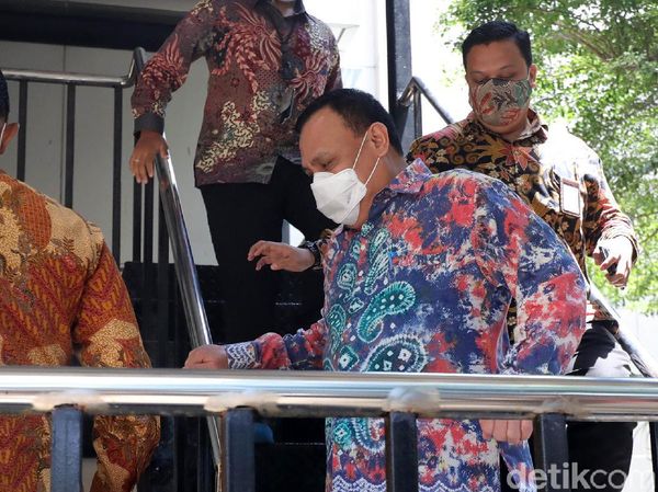 Usai Sidang Etik, Firli Tinggalkan Gedung Lewat Pintu Belakang