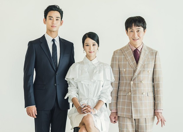 v Gaun putih cantik dar PRADA yang sangat anggun dan mewah saat dipakai Seo Ye Jin.