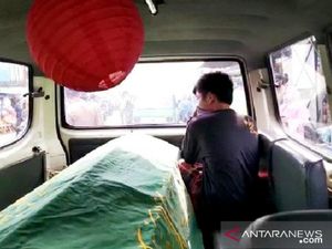 Tak Bermasker, Warga Parung Bogor Dihukum Masuk Ambulans Berisi Keranda Mayat