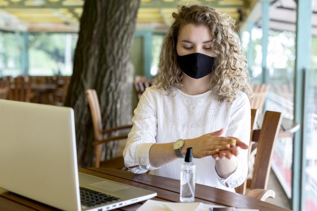 woman-with-mask-using-hand-sanitizer / freepik.com woman-with-mask-using-hand-sanitizer