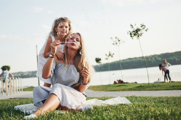 wonderful-girl-child-makes-bubbles-with-her-mom-park / freepik.com wonderful-girl-child-makes-bubbles-with-her-mom-park