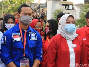 Setelan Kemeja Merah-Biru, Yena-Atep Resmi Daftar ke KPU Bandung Setelan Kemeja Merah-Biru, Yena-Atep Resmi Daftar ke KPU Bandung