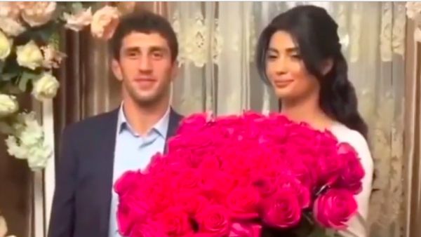 Foto Pernikahan Pegulat yang Berakhir Ngenes karena Video Panas Istri Viral
