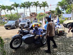 Adjo-Iman Daftar ke KPU Sukabumi Bonceng Motor Perang Rusia