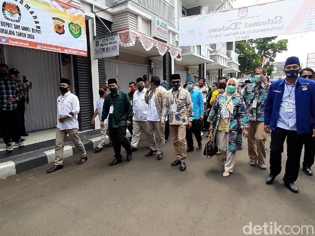 Azis-Haris Daftar ke KPU Tasikmalaya, Anggota DPR Dilarang Masuk karena Suhu Panas Azis-Haris Daftar ke KPU Tasikmalaya, Anggota DPR Dilarang Masuk karena Suhu Panas