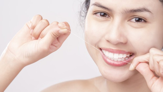 Cara Mencegah Karang Gigi/ Foto: Freepik.com rutin melakukan flossing gigi dapat mencegah penumpukan karang gigi