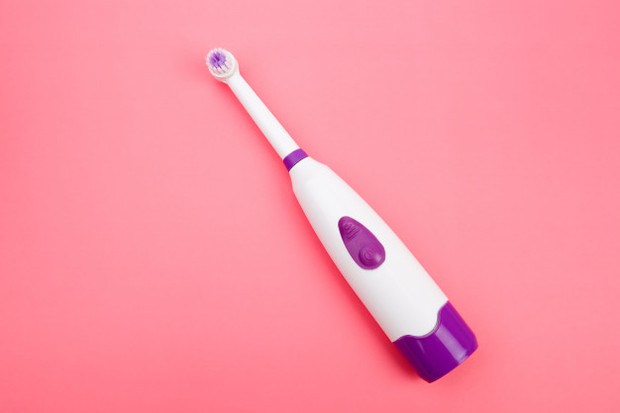 Cara Mencegah Karang Gigi/ Foto: Freepik.com menggunakan sikat gigi elektrik untuk menyikat gigi dapat mencegah penumpukan karang gigi