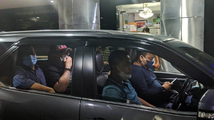 Eks Direktur Utama PT TransJakarta (TransJ) Donny Andy S Saragih ditangkap kejaksaan, Jumat (4/9/2020) malam. Donny ditangkap lantaran beberapa kali mangkir dari panggilan eksekusi jaksa terkait vonis perkara penipuan.