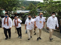 Diantar Fadli-Andre, Pengusaha Eka Putra-Richi Aprian Daftar Pilkada Tanahdatar