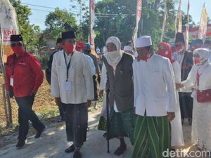 Fattah-Kiai Ali Daftar ke KPU Sumenep Usai Ziarahi Makam Para Raja