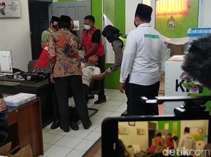 Tim Sekretariat PKB Pingsan Saat Pendaftaran Henry-Yasin ke KPU Kota Blitar
