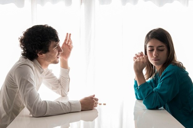 Jika orang itu memiliki temperamen yang pendek atau sangat emosional, mungkin yang terbaik adalah menuliskan perasaanmu dan mengirimkannya melalui pesan singkat.