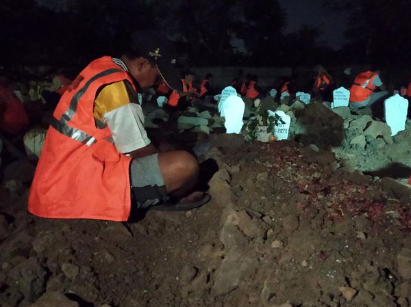Pelanggar Protokol Kesehatan Dihukum Ngaji di Makam Pasien COVID-19