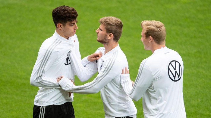Germanys midfielder Kai Havertz, Germanys forward Timo Werner and Germanys forward Julian Brandt attend a training session on the eve of the Euro 2020 football qualification match between Germany and Estonia in Mainz, on June 10, 2019. (Photo by Marius Becker / dpa / AFP) / Germany OUT