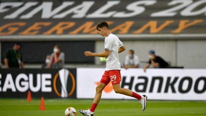 DUESSELDORF, GERMANY - AUGUST 10: Kai Havertz of Bayer 04 Leverkusen warms up ahead the UEFA Europa League Quarter Final between FC Internazionale and Bayer 04 Leverkusen at Merkur Spiel-Arena on August 10, 2020 in Duesseldorf, Germany. (Photo by Martin Meissner/Pool via Getty Images)