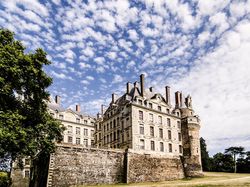 Kastil Mewah Berhantu Wanita Konon Dibunuh karena Selingkuh