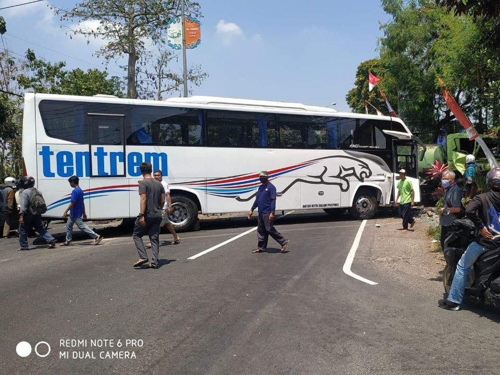 Kecelakaan Karambol Gegara Bus Rem Blong di Malang, Satu Orang Tewas Kecelakaan Karambol Gegara Bus Rem Blong di Malang, Satu Orang Tewas