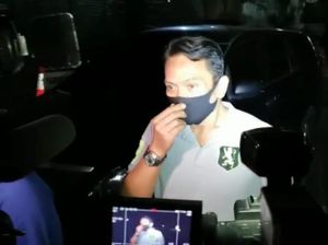 Keluarga Jenguk Reza Artamevia yang Diamankan di Polda Metro Jaya Keluarga Jenguk Reza Artamevia yang Diamankan di Polda Metro Jaya