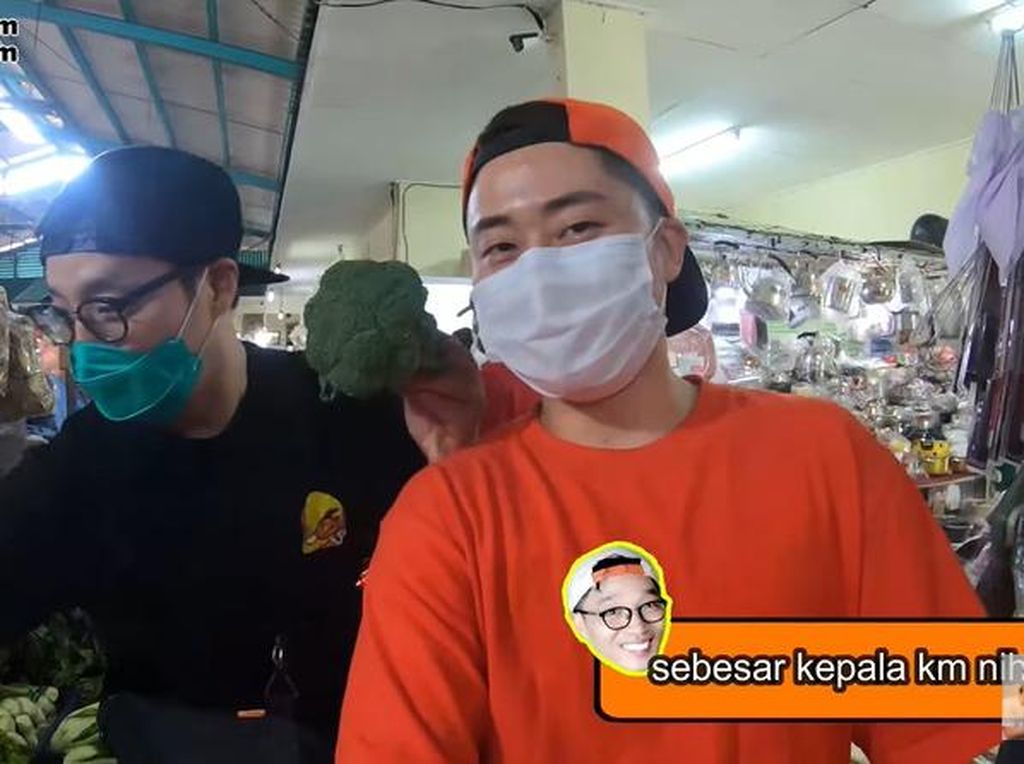 Keseruan Orang Korea Blusukan di Pasar Indonesia Demi Cari Sayur dan Ayam