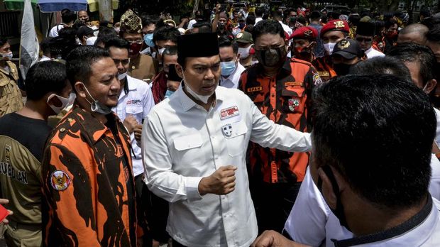 Bakal calon Walikota Bandar Lampung Rycko Menoza (tengah) disambut pendukungnya saat akan mendaftarkan pencalonan dirinya menjadi Walikota Bandar Lampung, di Kantor KPU Bandar Lampung, Lampung, Jumat (4/9/2020). Pasangan Rycko Menoza-Johan Sulaiman resmi mendaftarkan diri dalam Pemilihan Walikota Bandar Lampung tahun 2020 dengan dukungan kualisi partai Golkar dan PKS. ANTARA FOTO/Ardiansyah/hp.