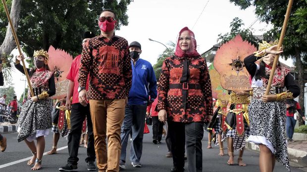 Pasangan bakal calon Wali Kota dan Wakil Wali Kota Magelang Aji Setyawan (kedua kiri) dan Windarti Agustina (kedua kanan) berjalan untuk mendaftar ke kantor KPU Kota Magelang, Jawa Tengah, Jumat (4/9/2020). Aji Setyawan adalah anak Wali Kota Magelang dan Windarti Agustina adalah wakil Wali Kota Magelang maju pada Pilkada Kota Magelang 2020 dengan didukung oleh PDI Perjuangan, Partai Hanura, Partai Gerindra, Partai NasDem, PAN, PPP dan Partai Perindo. ANTARA FOTO/Anis Efizudin/wsj.