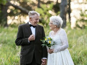 So Sweet, Pasangan Lansia Pemotretan Pakai Baju Pengantin dari 60 Tahun Lalu