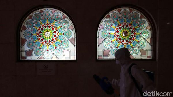 Masjid Raya dan Jalan Protokol Bandung Disemprot Disinfektan