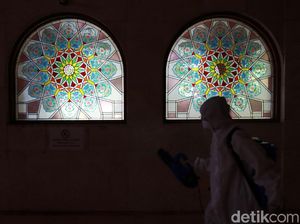 Masjid Raya dan Jalan Protokol Bandung Disemprot Disinfektan