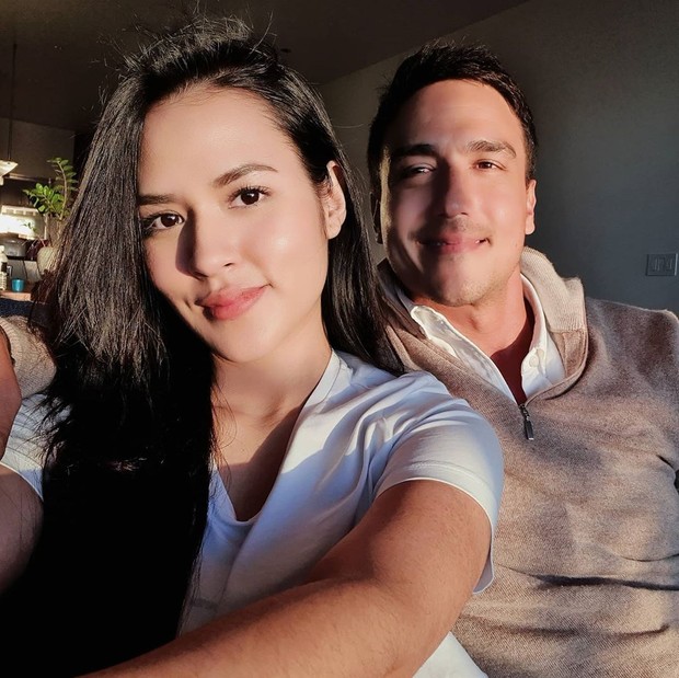 Keduanya sama-sama memperlihatkan senyum penuh ke arah kamera