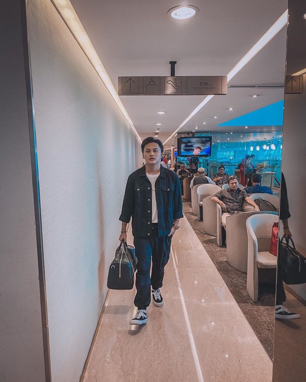 outfit casual/instagram.com/rizkyfbian outfit casual ala Rizky Febian