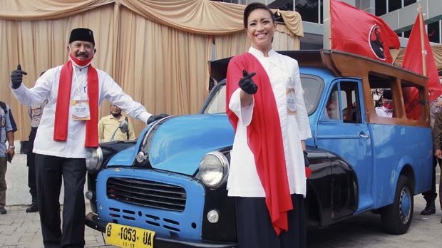 Pasangan bakal calon Wali Kota dan Wakil Wali Kota Tangerang Selatan, Muhamad (kiri) dan Rahayu Saraswati (kanan) berfoto bersama usai menyerahkan berkas pendaftaran ke Komisi Pemilihan Umum (KPU) Tangerang Selatan di Setu, Tangerang Selatan, Banten, Jumat (4/9/2020). Pasangan Muhamad dan Rahayu Saraswati yang diusung PDI Perjuangan, Partai Gerindra, PSI, PAN dan Partai Hanura resmi mendaftarkan diri sebagai kontestan pada Pemilihan Kepala Daerah (Pilkada) Kota Tangerang Selatan tahun 2020. ANTARA FOTO/Muhammad Iqbal/wsj.