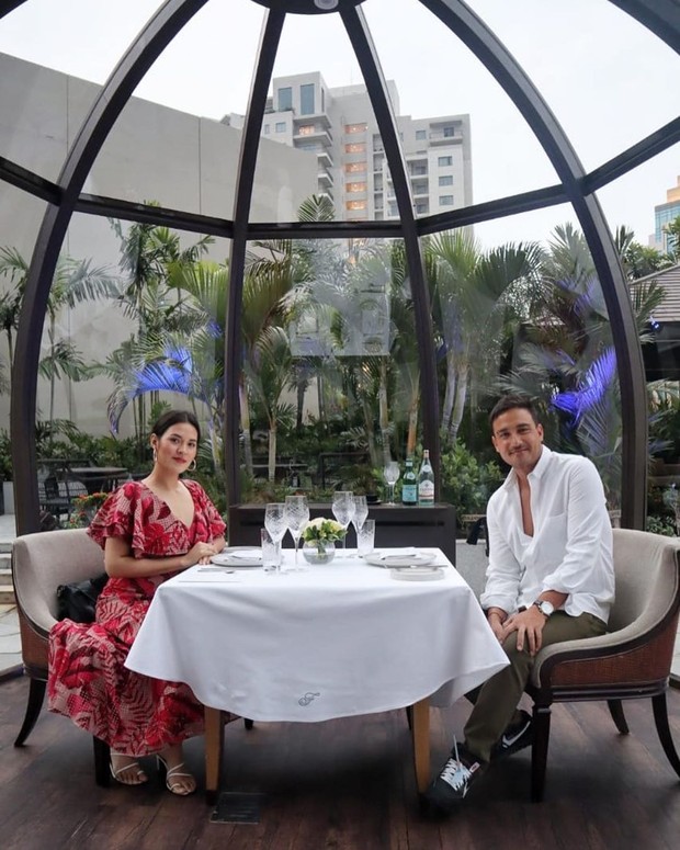 Lunch romantis dengan suasana yang mendukung