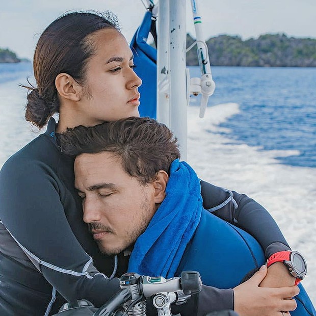 Hamish terlihat memjamkan mata sementara Raisa terlihat memeluk erat sang suami.