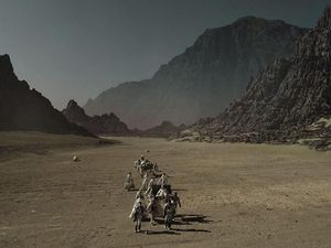 Menemukan Lokasi Planet Asing di Serial Raised by Wolves