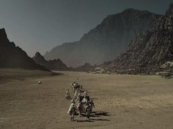 Menemukan Lokasi Planet Asing di Serial Raised by Wolves