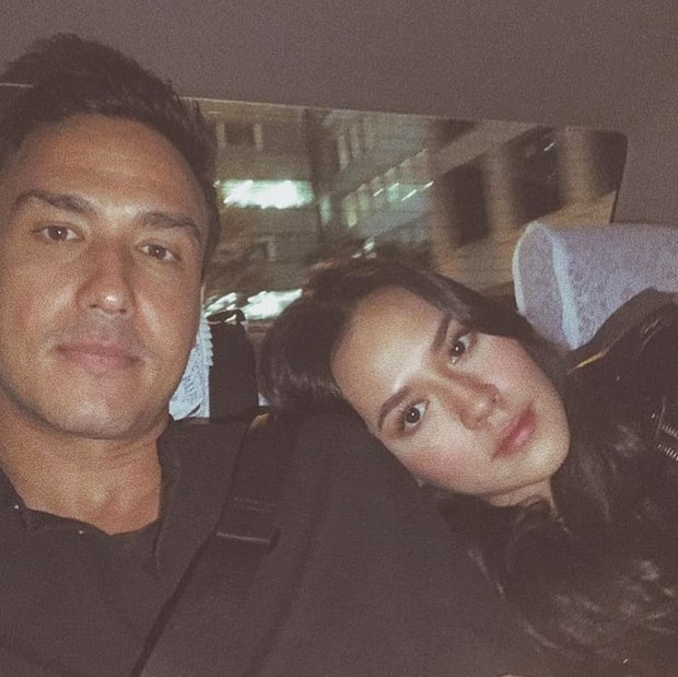 Raisa terlihat menyenderkan kepalanya kepada Hamish.