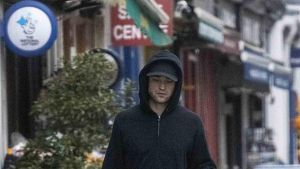 Robert Pattinson Sering Tertangkap Kamera Paparazi saat Ngopi