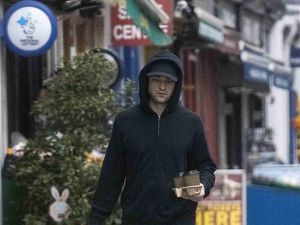 Robert Pattinson Sering Tertangkap Kamera Paparazi saat Ngopi