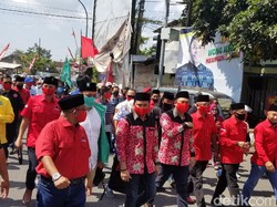 Daftar ke KPU Jember, Salam-Ifan Bagi-bagi Beras dan Masker