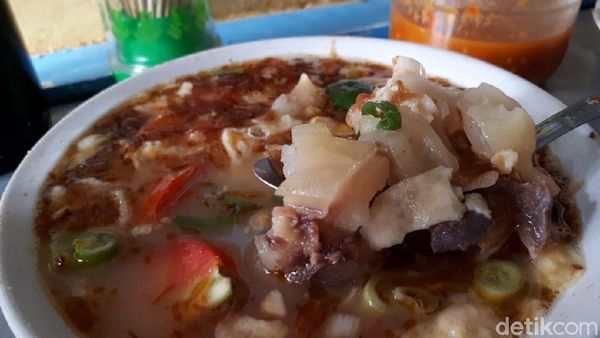 Gurih Nampol! Sop Kaki Sapi Pak Karto yang Legendaris di Jalan Biak