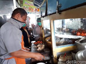 Ada Sejak 1980 di Jl. Biak, Sop Kaki Sapi Pak Karto Selalu Jadi Incaran