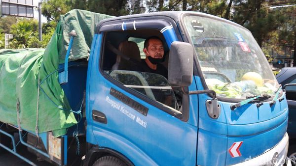 Sopir Truk Ini Keberatan Tarif Tol Jakarta-Bandung Naik
