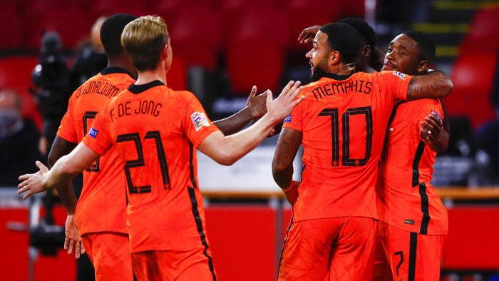 Netherlands Steven Bergwijn, right, is congratulated by teammates after scoring his teams first goal during the UEFA Nations League soccer match between the Netherlands and Poland in the Johan Cruyff ArenA in Amsterdam, Netherlands, Friday, Sept. 4, 2020. (AP Photo/Peter Dejong)