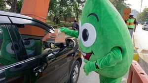 Aksi Maskot JIEP Bagikan Masker dan Hand Sanitizer Gratis
