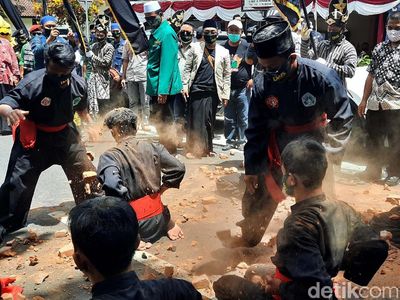 Aksi Silat Antarkan Jagoan Gerindra-PKB-PPP Daftar Pilkada Sleman