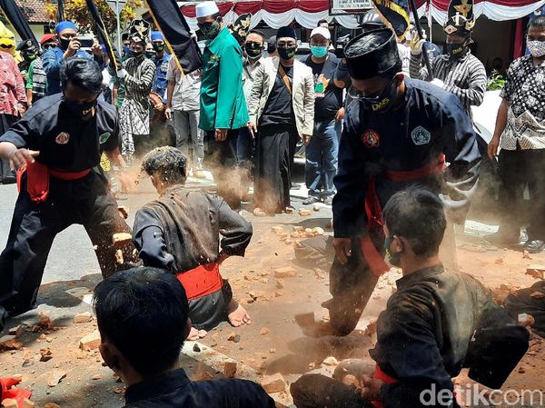 Aksi Silat Antarkan Jagoan Gerindra-PKB-PPP Daftar Pilkada Sleman