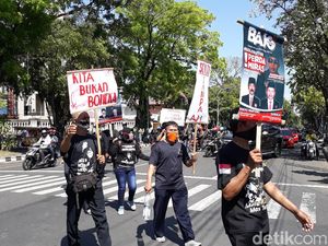 Daftar Pilkada Solo, Pendukung Bajo Bawa Poster Kami Bukan Boneka Daftar Pilkada Solo, Pendukung Bajo Bawa Poster Kami Bukan Boneka